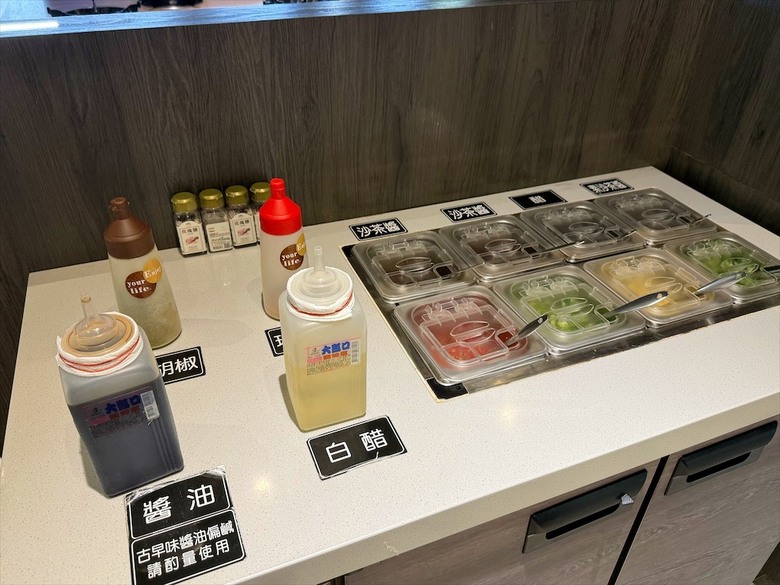 獨家泰式醬料,道地泰式火鍋、銅盤烤肉,自助吧吃到飽,好吃又美味