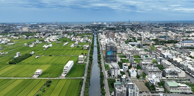 點我看大圖 🌟 梧棲【4F近成屋電梯豪墅】藍線捷運B3站 戶戶臨路 前院停車 朝南帝王座向 先建後售電梯豪墅 空拍分享