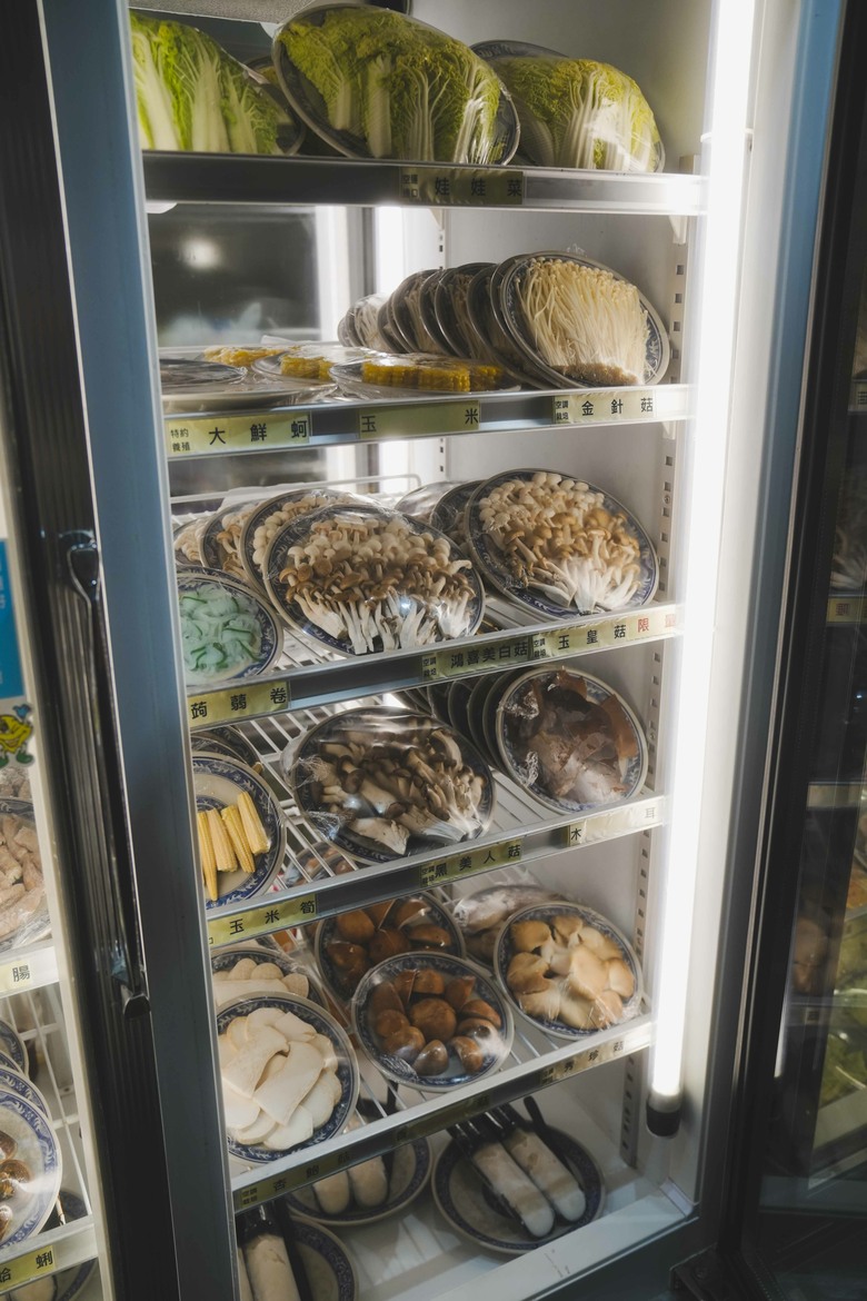 【台南素食火鍋推薦】安平東北酸白菜火鍋｜老師傅手工酸白菜鍋：契作農法、天然發酵的酸白菜｜16種以上新鮮蔬菜｜天然的保證