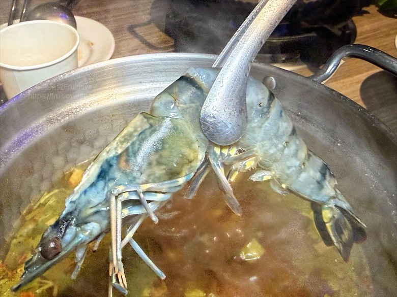 獨家泰式醬料,道地泰式火鍋、銅盤烤肉,自助吧吃到飽,好吃又美味