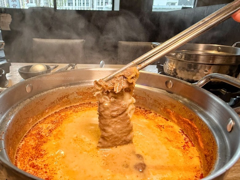 獨家泰式醬料,道地泰式火鍋、銅盤烤肉,自助吧吃到飽,好吃又美味