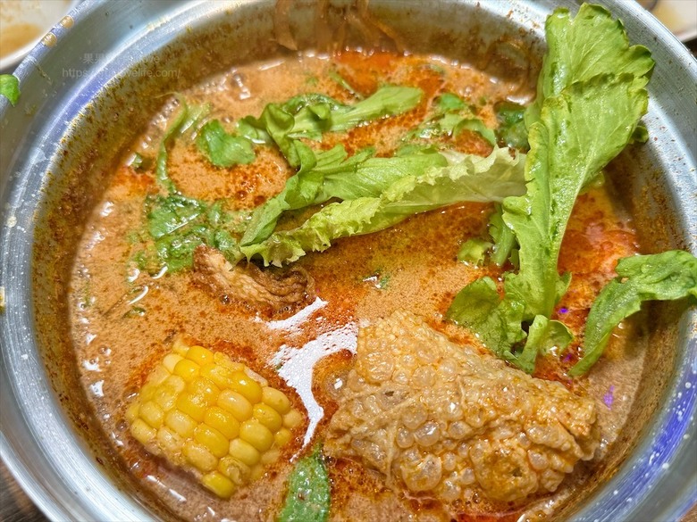獨家泰式醬料,道地泰式火鍋、銅盤烤肉,自助吧吃到飽,好吃又美味