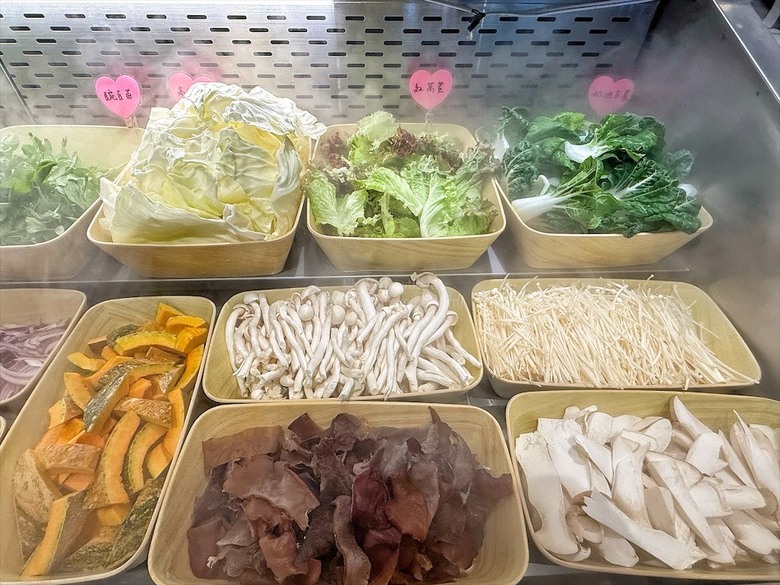 獨家泰式醬料,道地泰式火鍋、銅盤烤肉,自助吧吃到飽,好吃又美味
