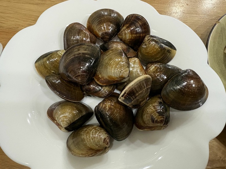 週末才有的餐桌:乾煎雞腿+蛤蠣火鍋,雙薪家庭的假日料理