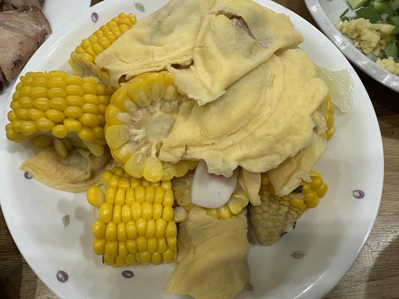 週末才有的餐桌:乾煎雞腿+蛤蠣火鍋,雙薪家庭的假日料理
