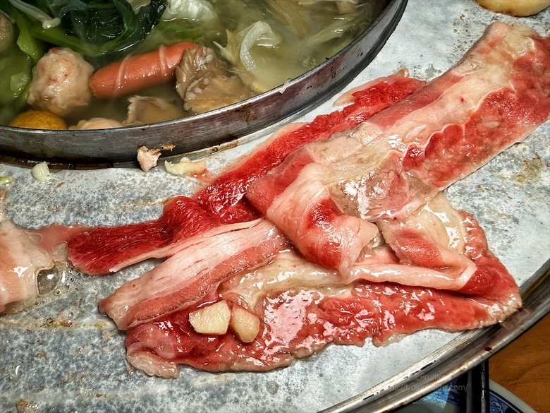 火烤兩吃吃到飽免服務費,泰式醃肉清爽嫩口,聚餐推薦