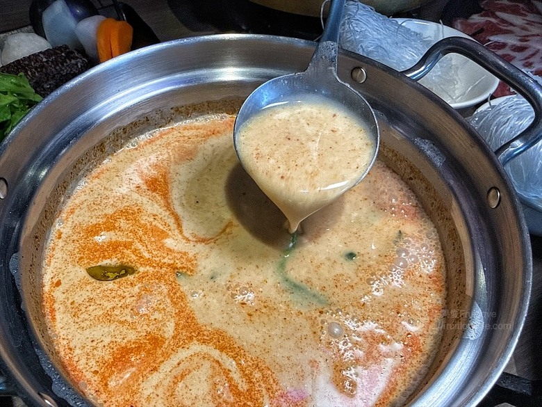 獨家泰式醬料,道地泰式火鍋、銅盤烤肉,自助吧吃到飽,好吃又美味