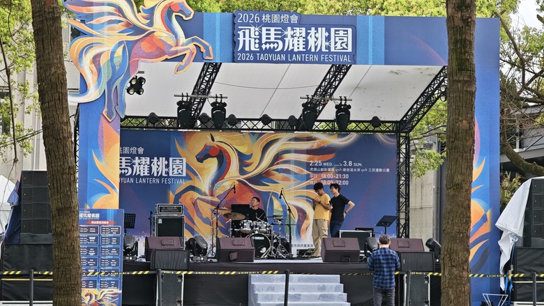 春節過後之走春 & 春酒行 - 桃園燈會 / 新東南海鮮餐廳 / 建國花市~