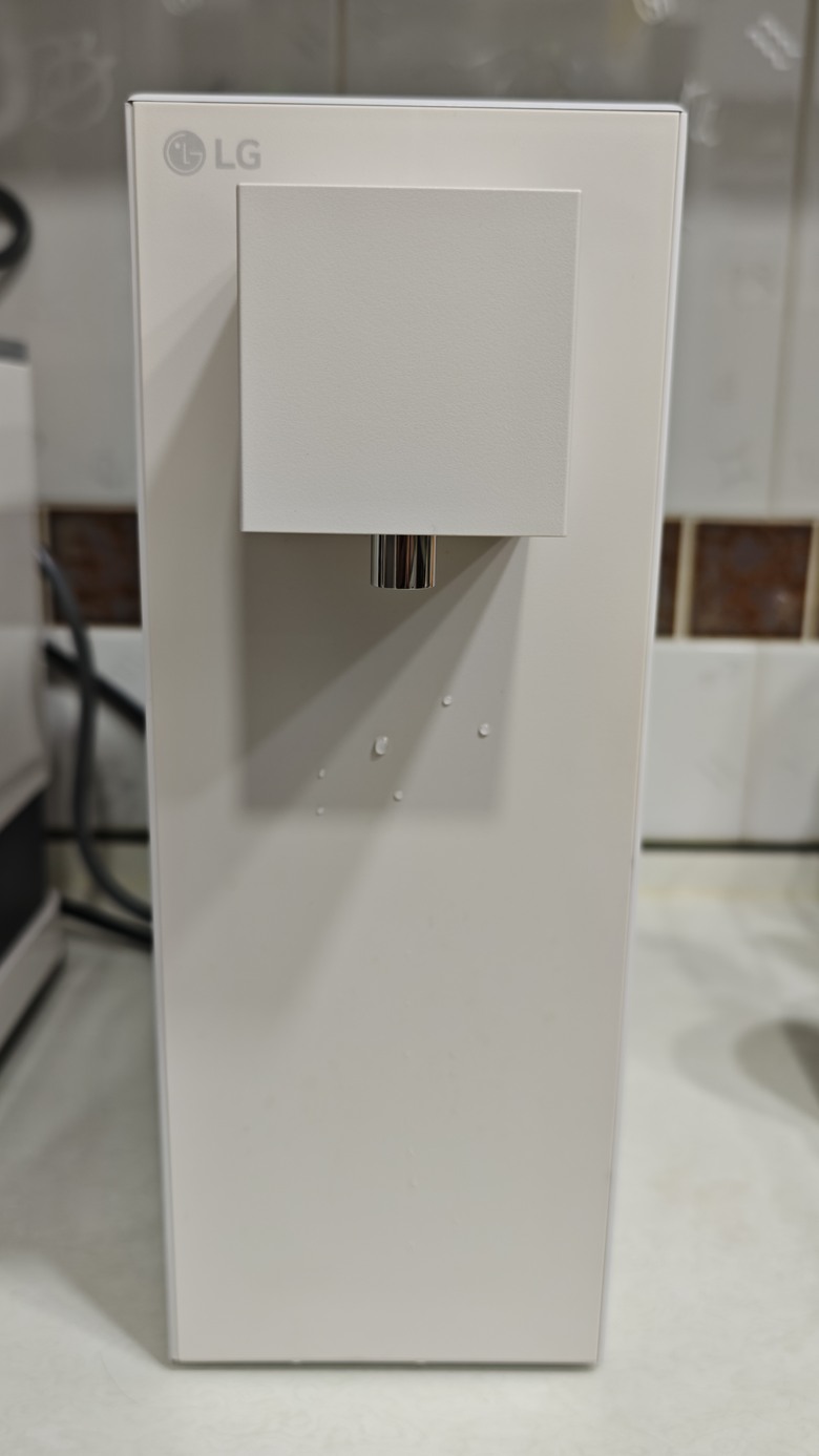 一台美型又全能的飲水機開箱分享 - LG PuriCare&trade; 淨水 Bar 桌上型瞬熱飲水機 WD210MN By 甜的蛤仔肉