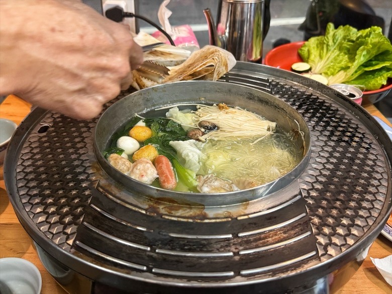 火烤兩吃吃到飽免服務費,泰式醃肉清爽嫩口,聚餐推薦