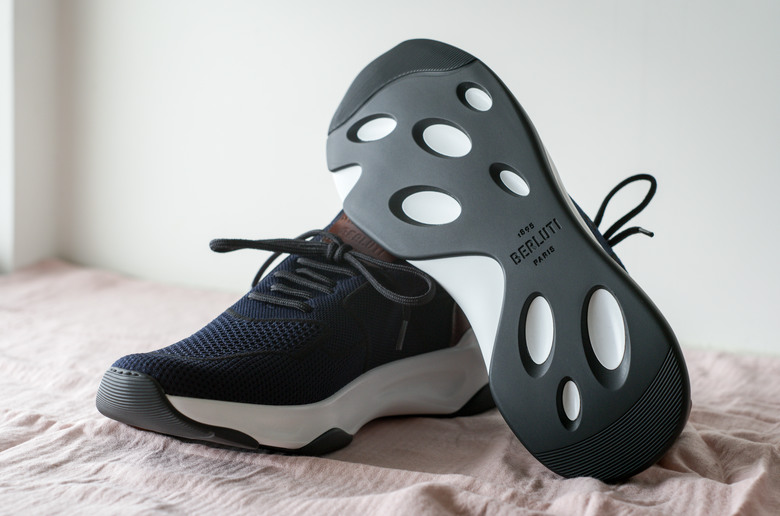 點我看大圖 針織鞋:Berluti Shadow Sneaker vs. Brunello Cucinelli Knit Runner