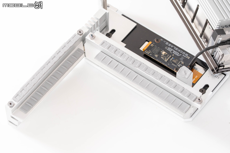 ROG CROSSHAIR X870E GLACIAL 主機板開箱實測 不光配置性能頂尖 更具備雙 10 GbE 海量高速傳輸