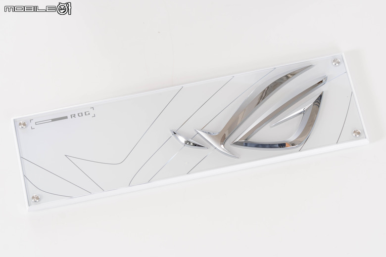 ROG CROSSHAIR X870E GLACIAL 主機板開箱實測 不光配置性能頂尖 更具備雙 10 GbE 海量高速傳輸