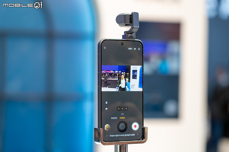榮耀 Robot Phone 亮相 MWC｜首搭 4DoF 三軸雲台相機、導入自然 AI 互動！