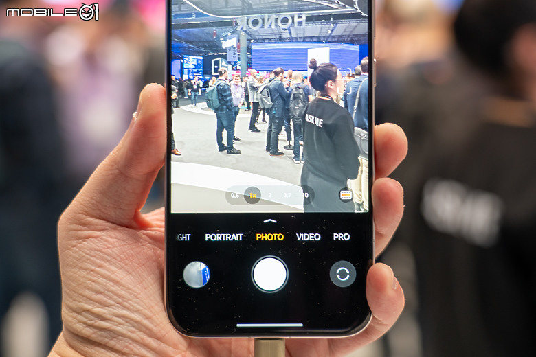 榮耀 Robot Phone 亮相 MWC｜首搭 4DoF 三軸雲台相機、導入自然 AI 互動！
