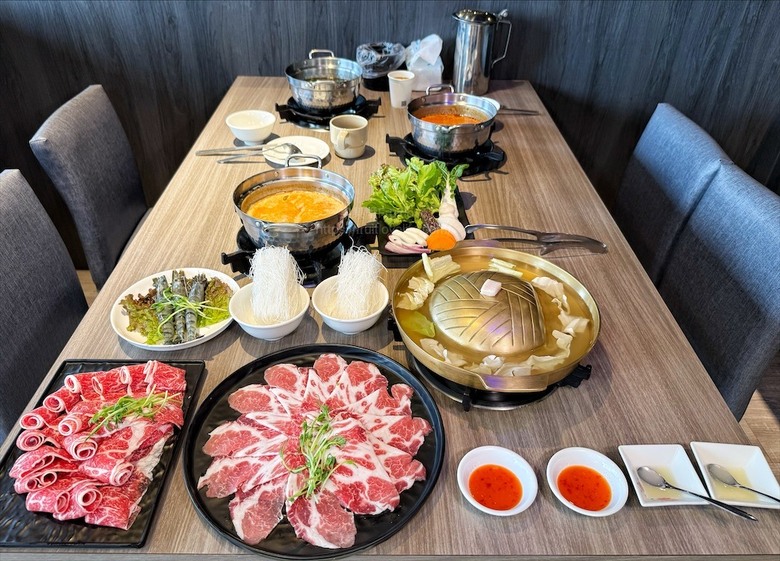 獨家泰式醬料,道地泰式火鍋、銅盤烤肉,自助吧吃到飽,好吃又美味