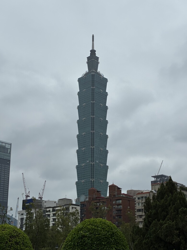 蘋果 iPhone 17e 開箱速試 這個『 e』是 Easy 還是 Economic？（新增風景／寵物人像實拍照）