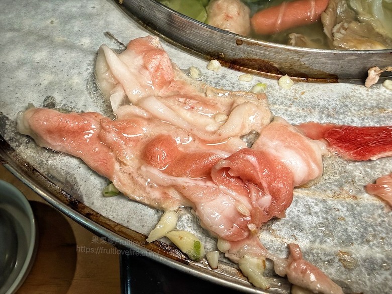 火烤兩吃吃到飽免服務費,泰式醃肉清爽嫩口,聚餐推薦