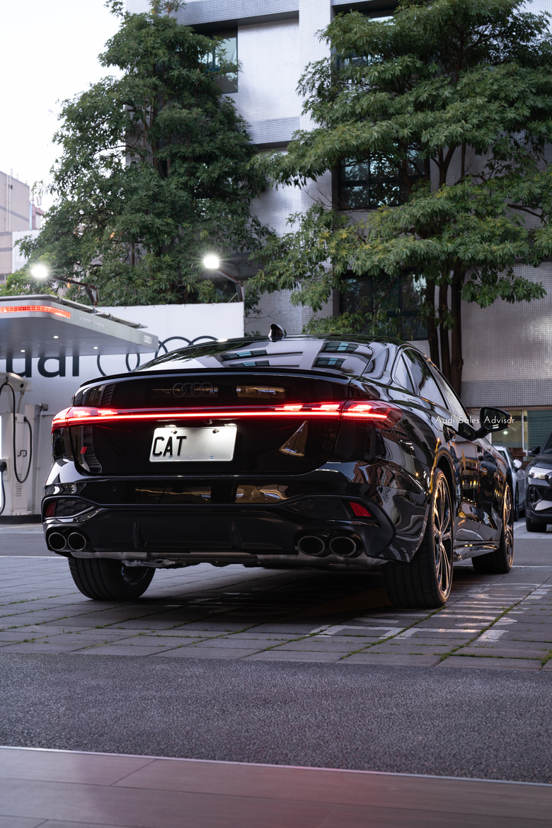 沉穩的神迷黑,蘊藏最溫暖的紅|Audi S5 Sedan|交車分享