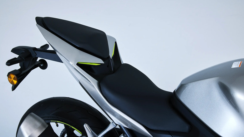 點我看大圖 【海外新訊】傳奇回歸,HONDA 東京摩托車發表 CB400/CB400 R SUPER FOUR E-Clutch Concept。