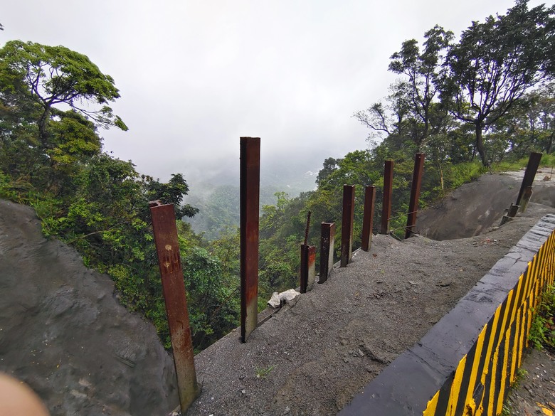 背著書包去越野--白米甕林道台泥大白山礦路