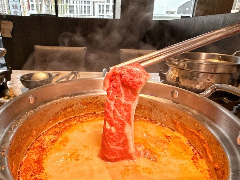 獨家泰式醬料,道地泰式火鍋、銅盤烤肉,自助吧吃到飽,好吃又美味