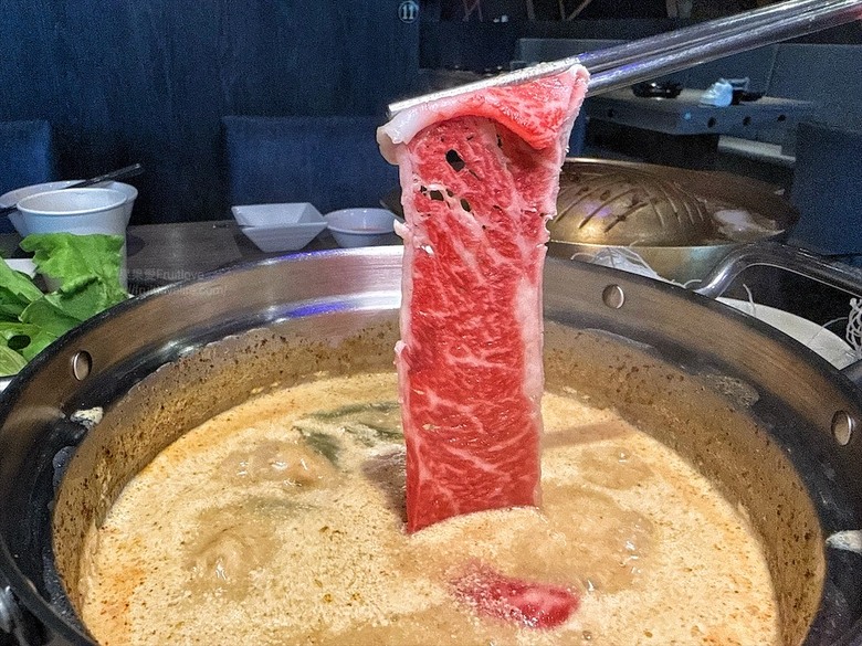 獨家泰式醬料,道地泰式火鍋、銅盤烤肉,自助吧吃到飽,好吃又美味