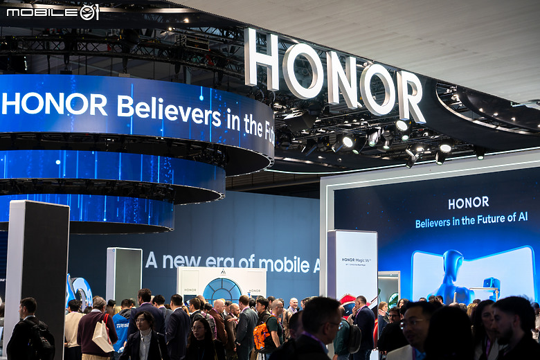 榮耀 Robot Phone 亮相 MWC｜首搭 4DoF 三軸雲台相機、導入自然 AI 互動！