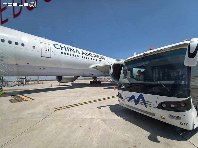 中華航空 CI057 桃園&rArr;墨爾本、CI054 布里斯本&rArr;桃園、澳洲國內線 維珍航空 VA827 墨爾本&rArr;雪梨、VA511 雪梨&rArr;黃金海岸，以及東澳四城之四座機場 — 2026東澳洲四大城巡遊之航空行程段