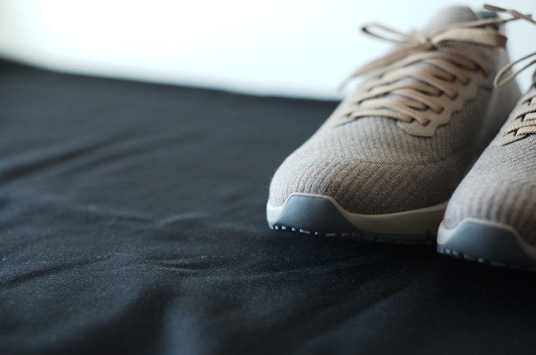 點我看大圖 針織鞋:Berluti Shadow Sneaker vs. Brunello Cucinelli Knit Runner