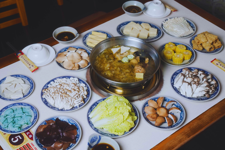 【台南素食火鍋推薦】安平東北酸白菜火鍋｜老師傅手工酸白菜鍋：契作農法、天然發酵的酸白菜｜16種以上新鮮蔬菜｜天然的保證