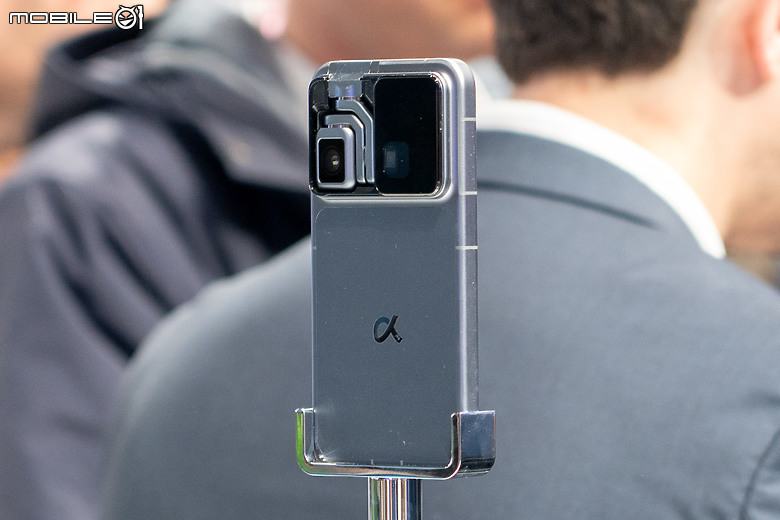 榮耀 Robot Phone 亮相 MWC｜首搭 4DoF 三軸雲台相機、導入自然 AI 互動！
