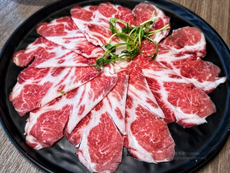 獨家泰式醬料,道地泰式火鍋、銅盤烤肉,自助吧吃到飽,好吃又美味