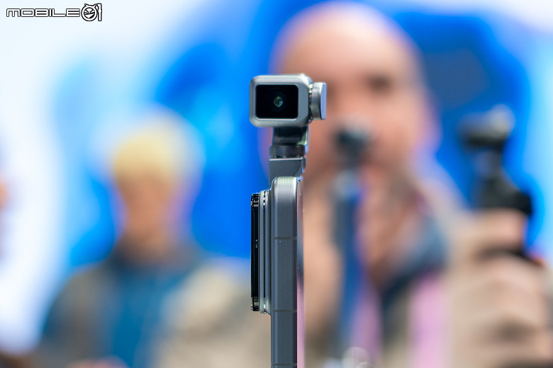 榮耀 Robot Phone 亮相 MWC｜首搭 4DoF 三軸雲台相機、導入自然 AI 互動！