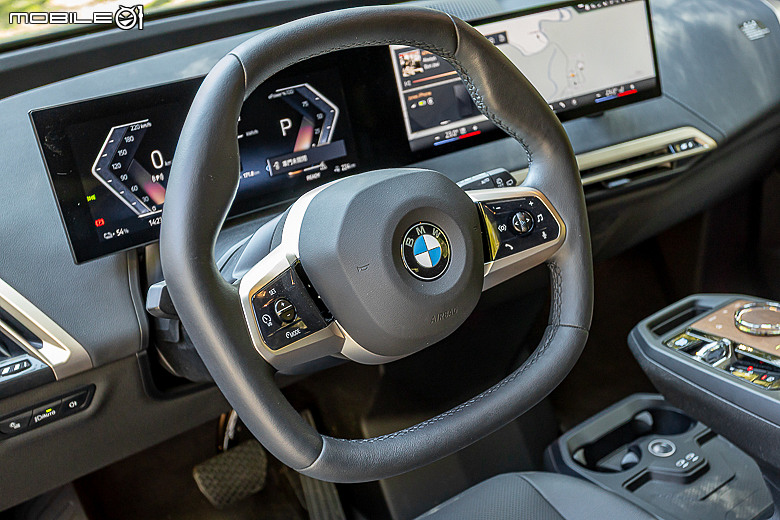 BMW iX xDrive45 Excellence 試駕｜與純電旗艦共遊武陵賞花海！