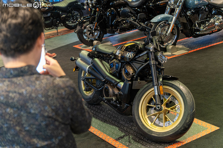【採訪】限時進駐台北三創，Royal Enfield 新色亮相與哈雷限量訂製車款《賽道傳奇》特仕版。