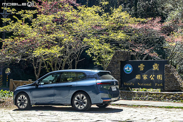 BMW iX xDrive45 Excellence 試駕｜與純電旗艦共遊武陵賞花海！