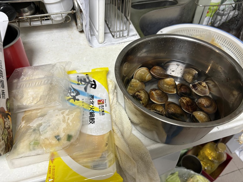 週末才有的餐桌:乾煎雞腿+蛤蠣火鍋,雙薪家庭的假日料理