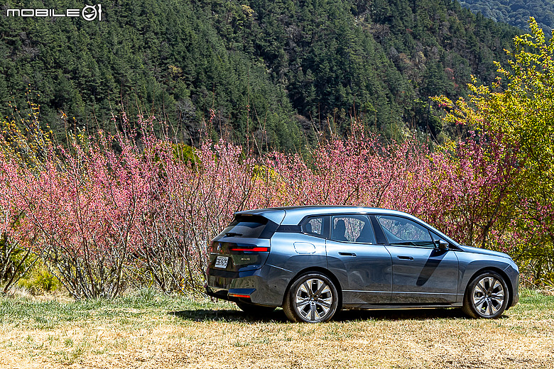 BMW iX xDrive45 Excellence 試駕｜與純電旗艦共遊武陵賞花海！
