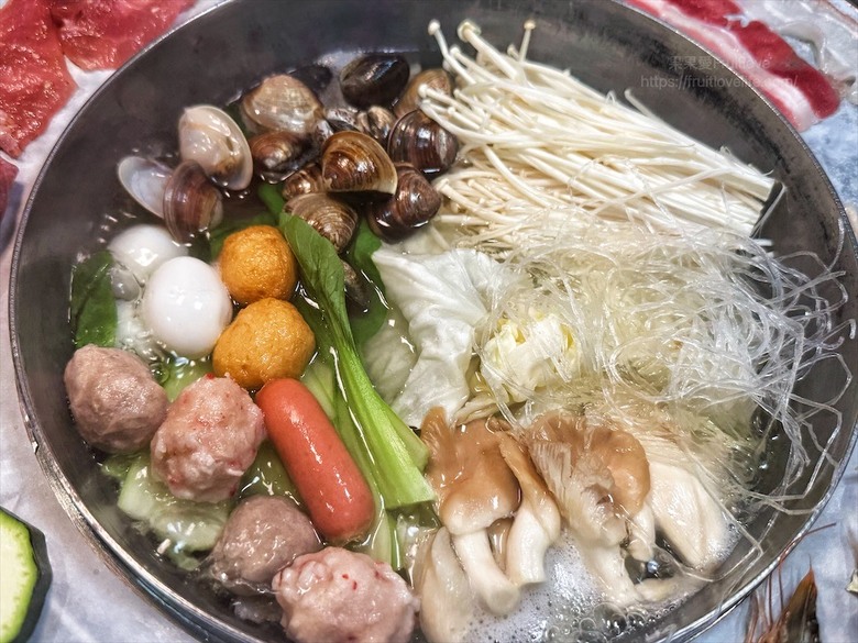 火烤兩吃吃到飽免服務費,泰式醃肉清爽嫩口,聚餐推薦