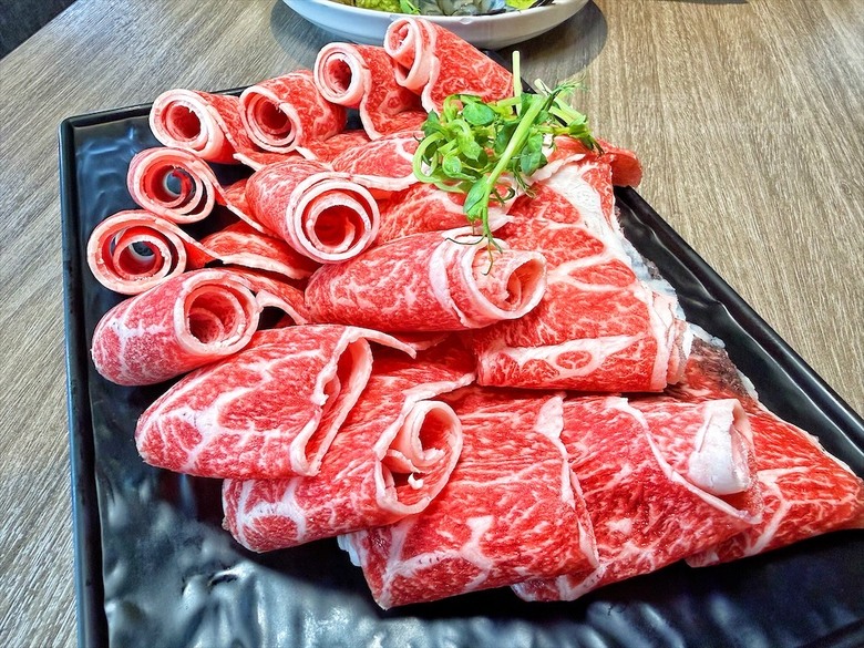 獨家泰式醬料,道地泰式火鍋、銅盤烤肉,自助吧吃到飽,好吃又美味