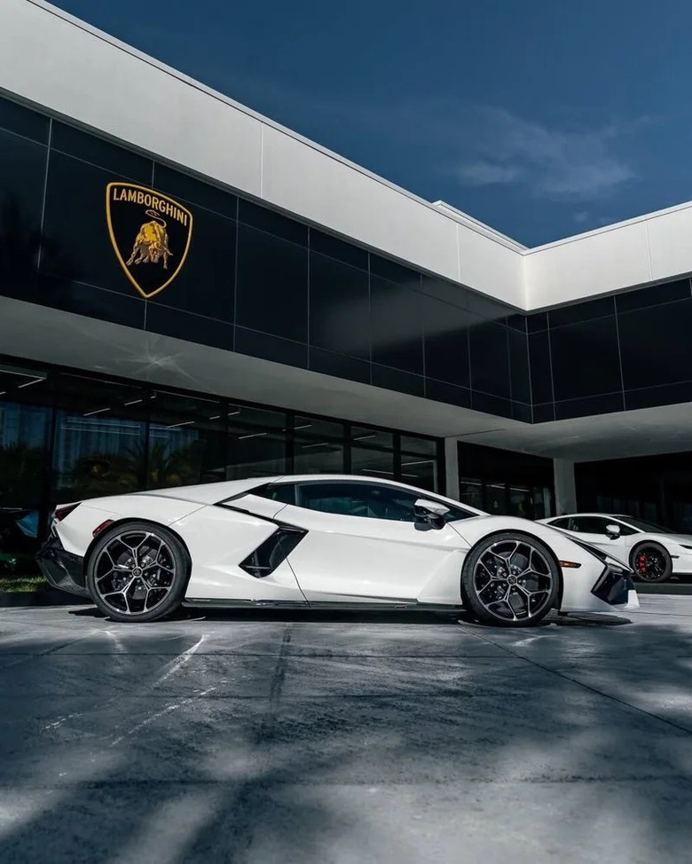 Lamborghini Revuelto客製化新作亮相 白色外觀搭鮮綠內裝展現反差魅力