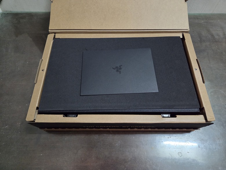 打開 Razer Huntsman Signature Edition 外箱