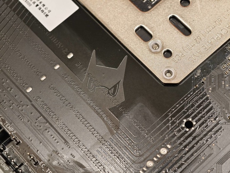 打造極致純黑風格，X870 AORUS STEALTH背插式主機板開箱試用