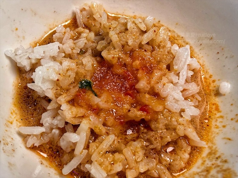 獨家泰式醬料,道地泰式火鍋、銅盤烤肉,自助吧吃到飽,好吃又美味