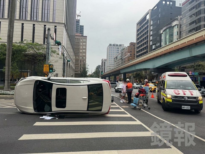 北市 大安區🚘汽車 87 撞庇護島，翻車......人爬出來，不是從天窗。