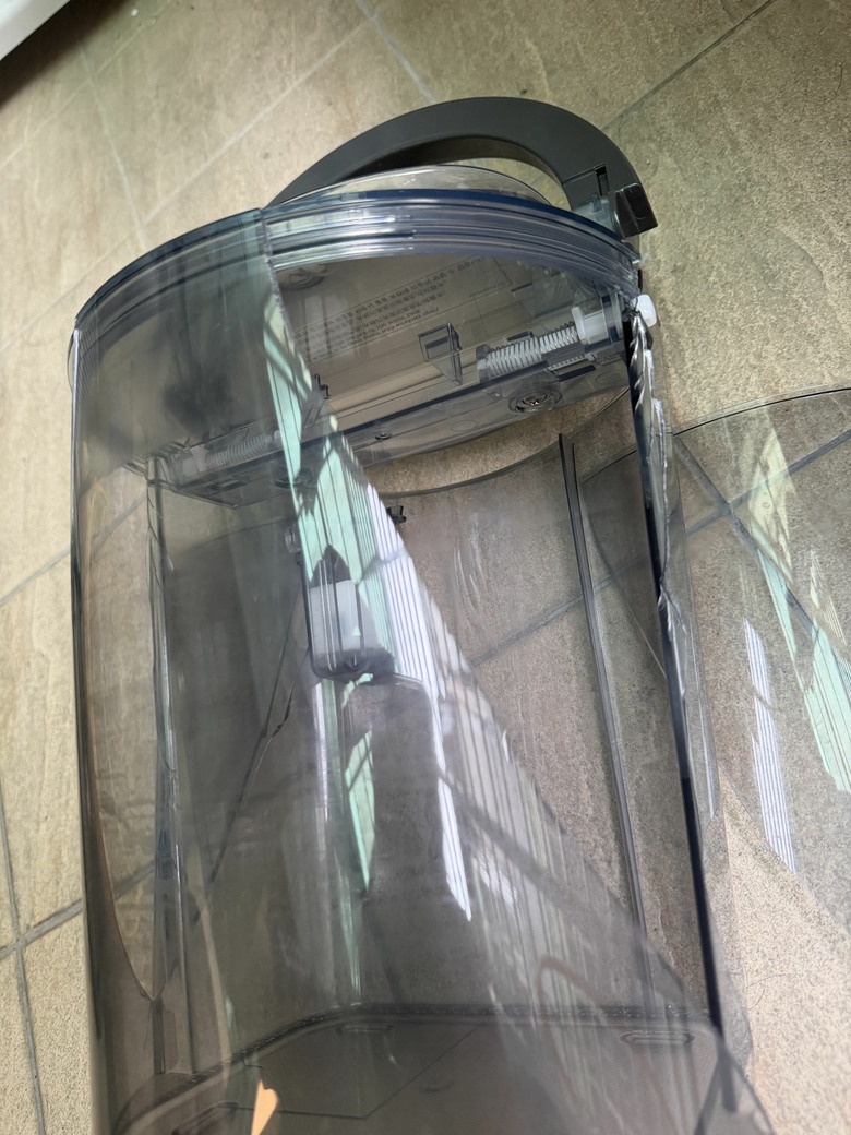 LG PuriCare&trade; 雙變頻除濕機水箱破裂
