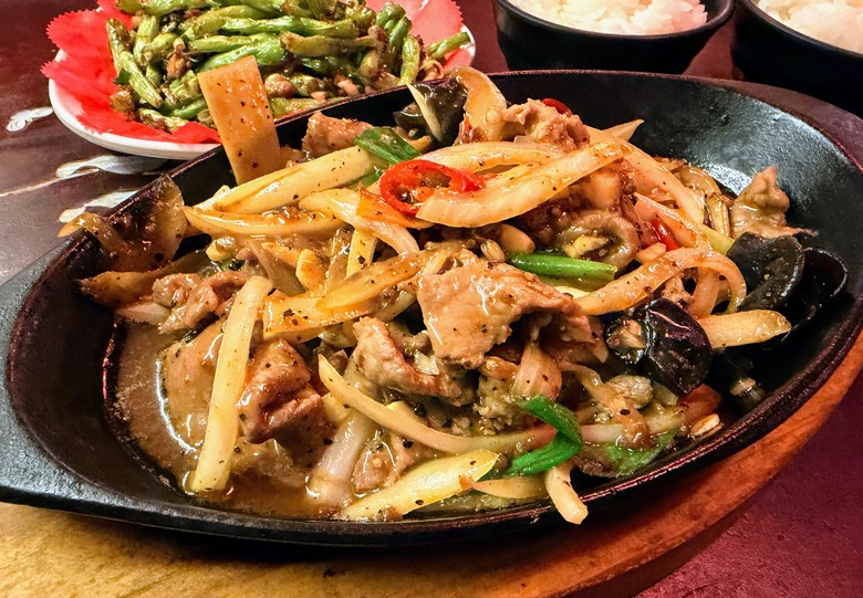 台北東區熱炒推薦｜完鍋子熱炒：150道菜+白飯吃到飽！高CP值聚餐＋包廂KTV一次滿足