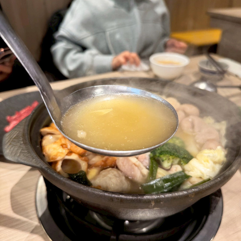 【台南如潮火鍋】東區沙茶爐新店｜扁魚湯頭濃郁耐喝｜虱目魚肚丸爆汁｜蝦滑楓葉＋蛋腸馬卡龍
