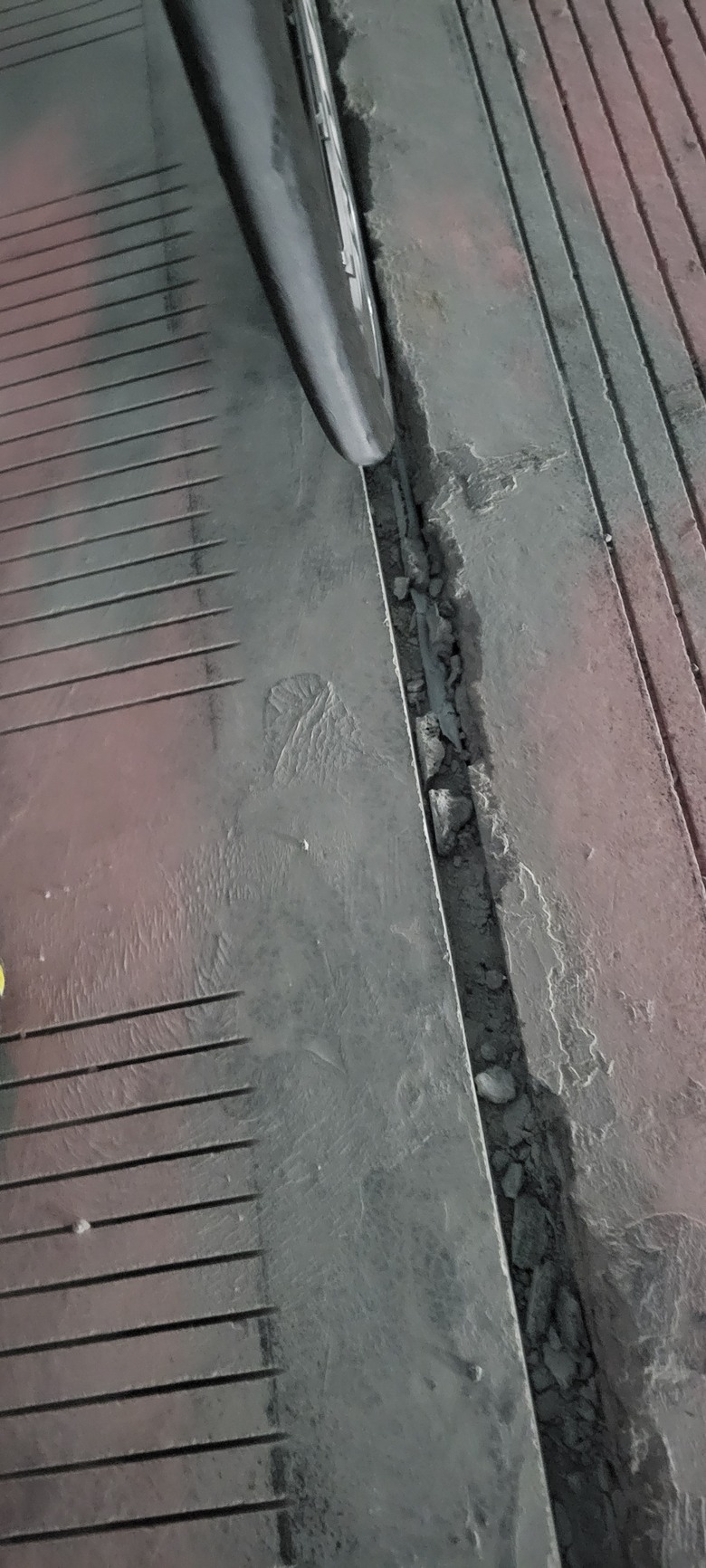中正橋下要小心水泥縫隙(工區範圍內自行車請下車牽行)